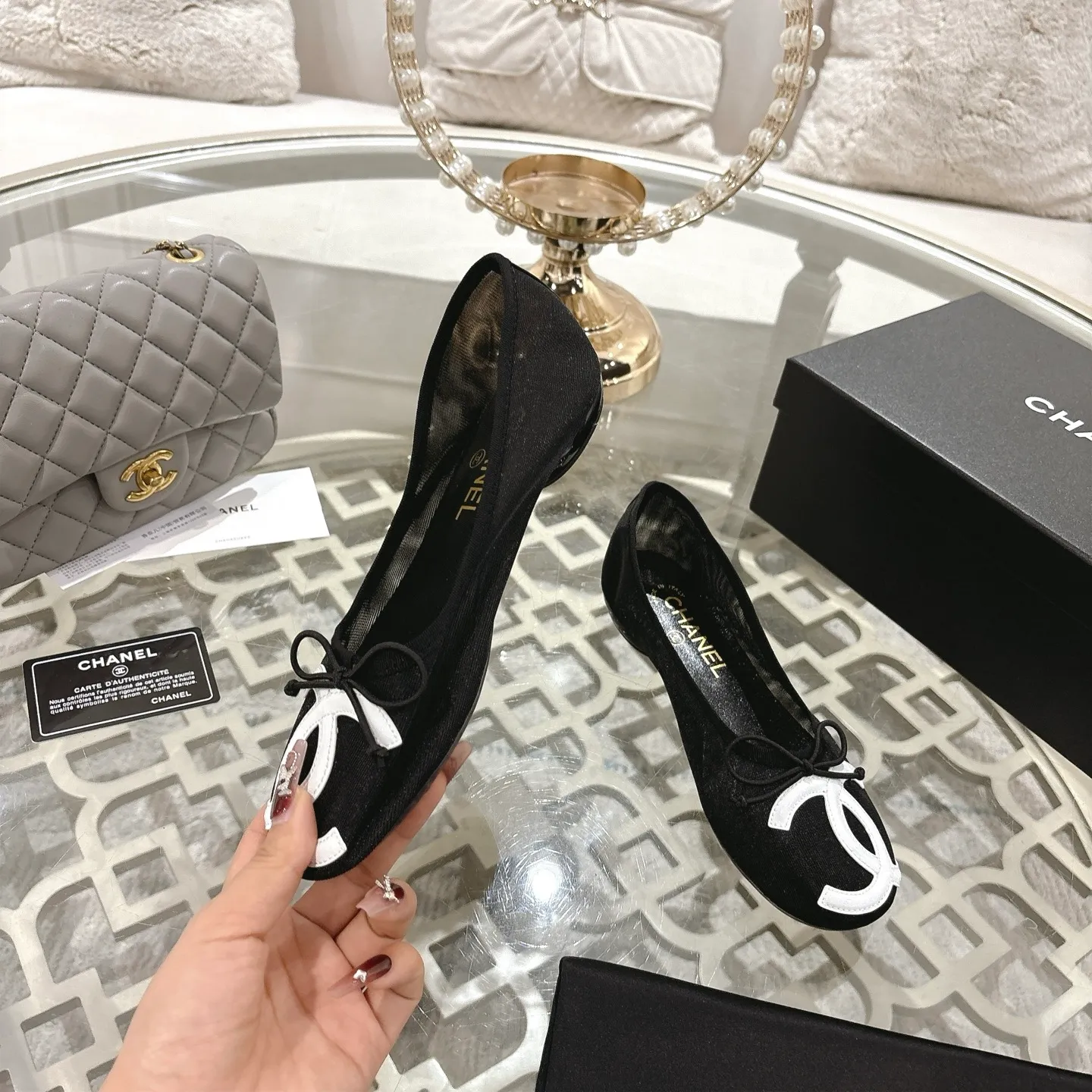 👟👟Ex-factory price 520👟👟 Mesh [purchase-level quality] CHANEL Xiaoxiang 25/A new summer bow-tie shoes 💃 This pair of "dancing shoes" is really breathtakingly beautiful! Made of cowhide fabric + exquisite electric embroidery, every detail exudes a sense of high-end ~ classic bow design, Italian genuine leather sole, comfortable and elegant on the feet, a perfect must-have for fairies!  🌟 All counters are from the same source! All materials are customized according to the original 1:1, and are developed and patterned from genuine products. The quality is absolutely assured ~ a classic that must be bought every year, a versatile artifact that looks great whether paired with skirts or jeans!  💖 The perfect finishing touch for summer outfits, sisters, just do it! 👉 Fabric: Imported sheepskin Lining: Imported sheepskin Outsole: Private molded outsole Size: 35-40